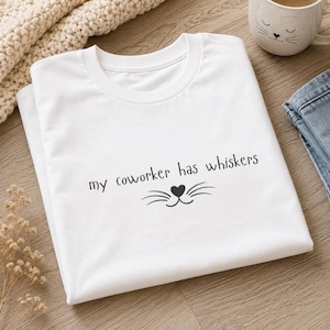 T-shirt « Mon collègue a des moustaches », T-shirt chat pour le télétravail, T-shirt télétravailleur, Cadeau pour maman de chat, T-shirt bureau à domicile, T-shirt télétravail