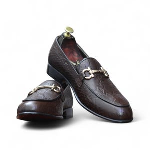 Handgefertigte dunkelbraune Herren-Slipper aus geprägtem Pythonleder mit goldener Schnalle und Trensenverschluss Bild 2