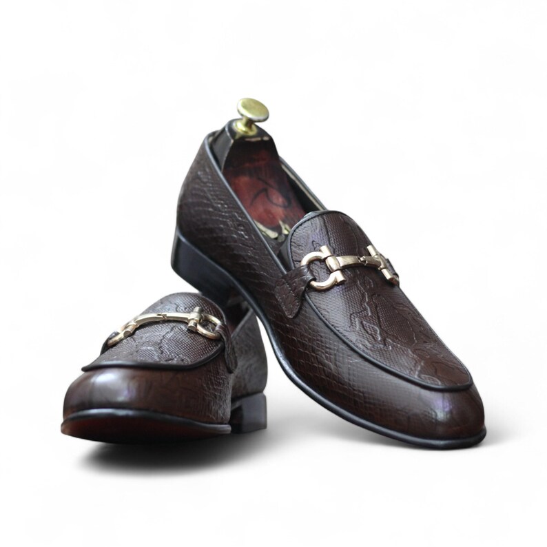 Handgefertigte dunkelbraune Herren-Slipper aus geprägtem Pythonleder mit goldener Schnalle und Trensenverschluss Bild 2