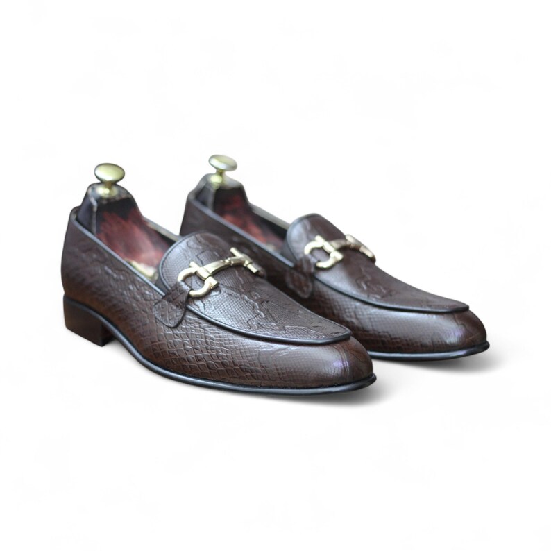 Handgefertigte dunkelbraune Herren-Slipper aus geprägtem Pythonleder mit goldener Schnalle und Trensenverschluss Bild 6