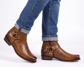 Handgefertigte Tan Leder Harness Boots Herren Brown Biker Ankle Boots mit silberner Hardware