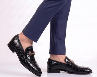 Handgefertigte Herren-Loafer aus schwarzem, krokodilgeprägtem Leder mit Trensenverschluss – luxuriöse Herrenschuhe mit Pferdegebiss-Optik