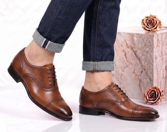 Handgefertigte Tan Leder Brogue Oxford Schuhe für Männer Medaillon Cap Toe Dress Schuhe