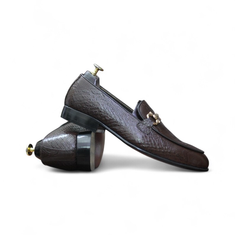 Handgefertigte dunkelbraune Herren-Slipper aus geprägtem Pythonleder mit goldener Schnalle und Trensenverschluss Bild 9