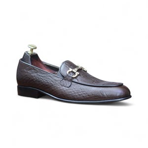 Handgefertigte dunkelbraune Herren-Slipper aus geprägtem Pythonleder mit goldener Schnalle und Trensenverschluss Bild 4