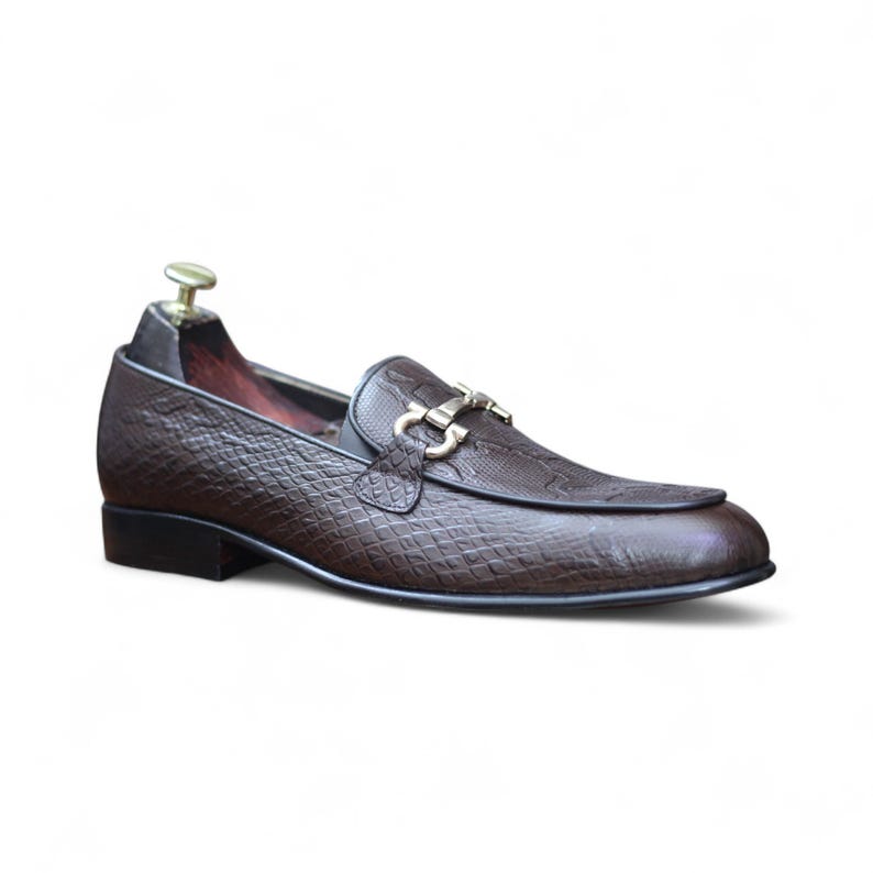 Handgefertigte dunkelbraune Herren-Slipper aus geprägtem Pythonleder mit goldener Schnalle und Trensenverschluss Bild 4