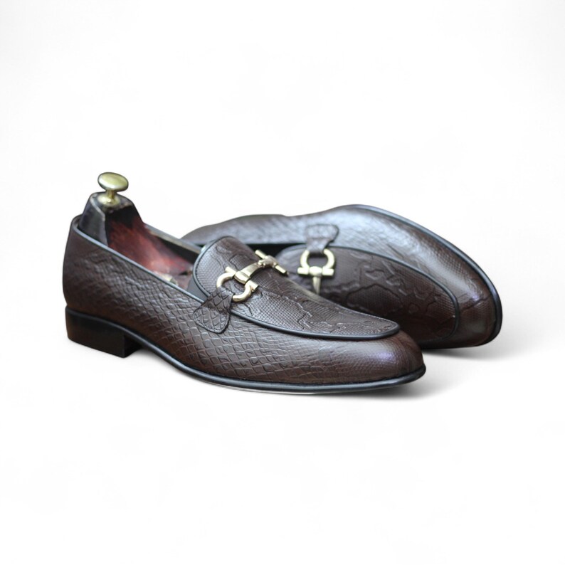 Handgefertigte dunkelbraune Herren-Slipper aus geprägtem Pythonleder mit goldener Schnalle und Trensenverschluss Bild 7