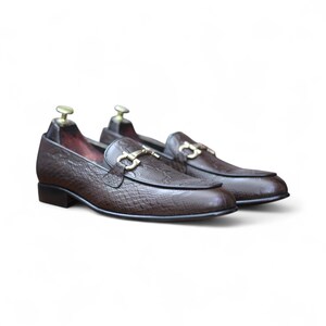 Handgefertigte dunkelbraune Herren-Slipper aus geprägtem Pythonleder mit goldener Schnalle und Trensenverschluss Bild 5