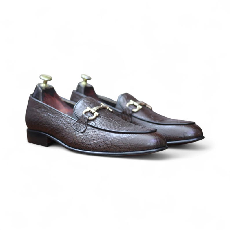 Handgefertigte dunkelbraune Herren-Slipper aus geprägtem Pythonleder mit goldener Schnalle und Trensenverschluss Bild 5