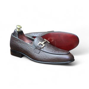 Handgefertigte dunkelbraune Herren-Slipper aus geprägtem Pythonleder mit goldener Schnalle und Trensenverschluss Bild 8