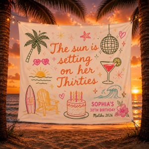 Könnte beinhalten: Ein rechteckiges Stoffbanner mit dem Text The sun is setting on her Thirties, Sophia's 30th Birthday und Malibu 2026. Die Illustrationen zeigen eine Palme, herzförmige Sonnenbrillen, eine Discokugel, einen Cocktail, ein Surfbrett, einen Stuhl, einen Kuchen und eine Blume.