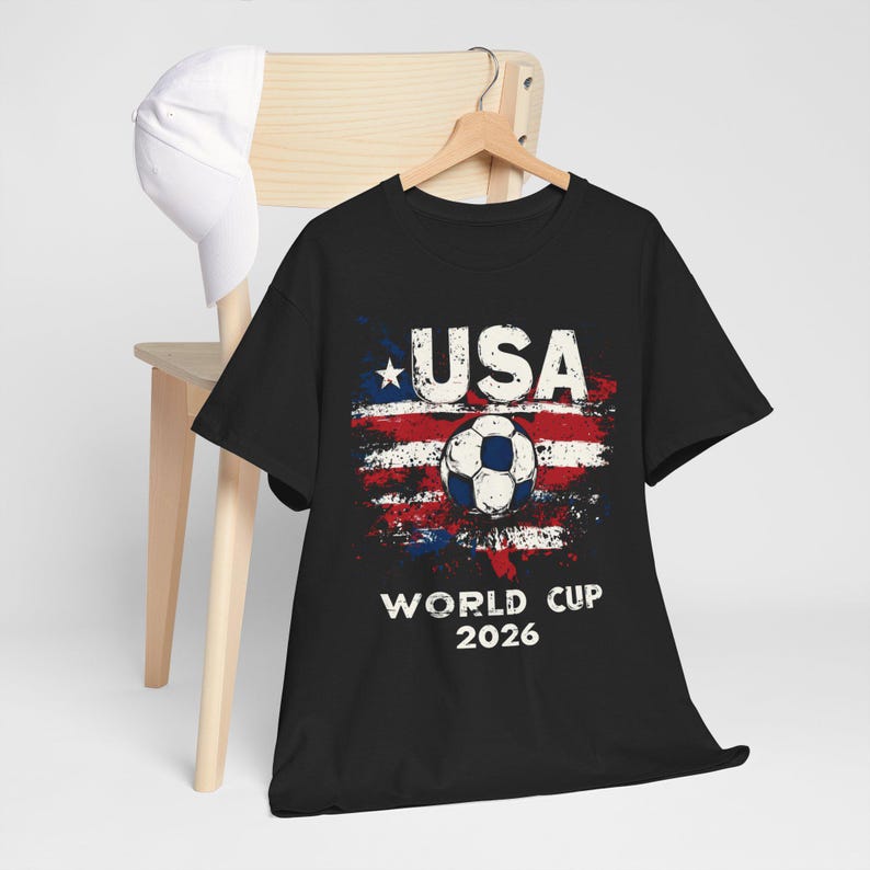 アメリカワールドカップ2026 Tシャツ | 星条旗グランジサッカーファンTシャツ、サッカーサポーターギフト、USMNTシャツ、開催国Tシャツ 画像 1