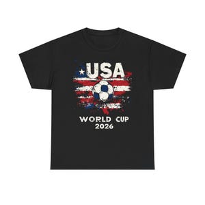 アメリカワールドカップ2026 Tシャツ | 星条旗グランジサッカーファンTシャツ、サッカーサポーターギフト、USMNTシャツ、開催国Tシャツ 画像 3