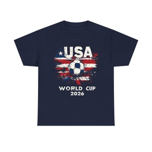 アメリカワールドカップ2026 Tシャツ | 星条旗グランジサッカーファンTシャツ、サッカーサポーターギフト、USMNTシャツ、開催国Tシャツ 画像 7