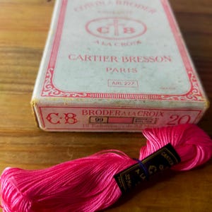 Caixa de linha de bordar Cartier-Bresson francesa antiga - A La Croix Coton A Broder nº 20 rosa