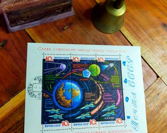 Grande foglio di francobolli spaziali dell'Unione Sovietica del 1964, francobolli dell'URSS raffiguranti il cosmonauta Yuri Gagarin e lo Sputnik, materiale effimero della Guerra Fredda relativo ai razzi dell'URSS.