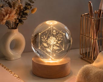 Grawerowana lampa kryształowa | Trójwymiarowa geometryczna kula, lampka nocna LED, drewniana podstawa, dekoracja domu