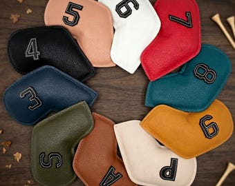 Capas protetoras para tacos de golfe em couro PU com números bordados.