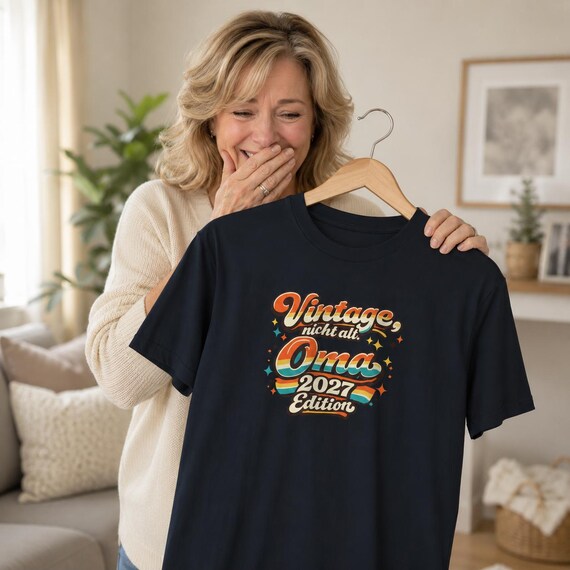 Weiteres Produktbild: Oma T-Shirt 2027 – Retro Unisex-Shirt „Vintage, nicht alt.“
