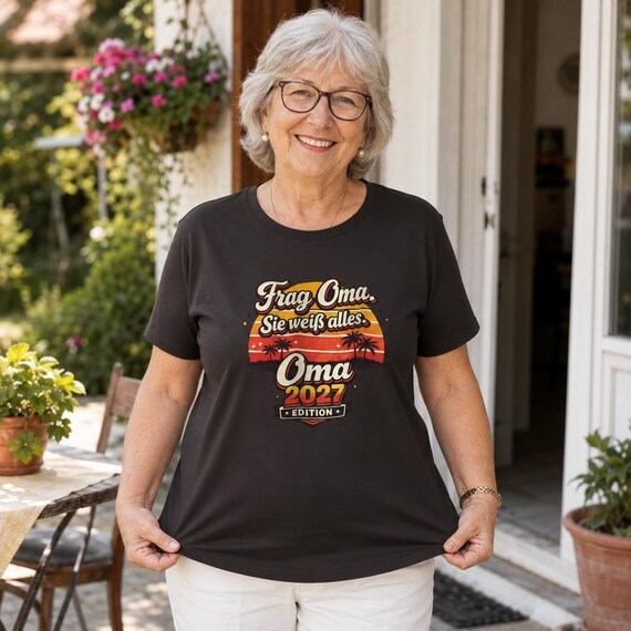 Weiteres Produktbild: Oma 2027 T-Shirt – Frag Oma, sie weiß alles – Retro Geschenk für Oma