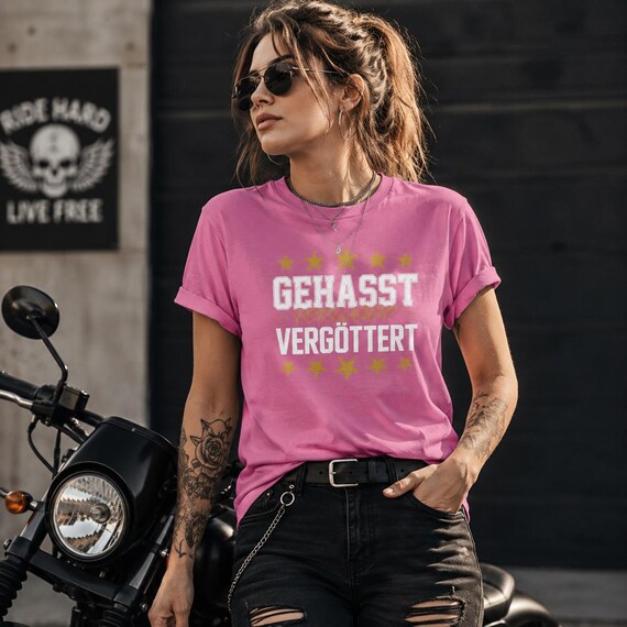 Weiteres Produktbild: „Gehasst. Verdammt. Vergöttert.“ Shirt für Biker & Gamer