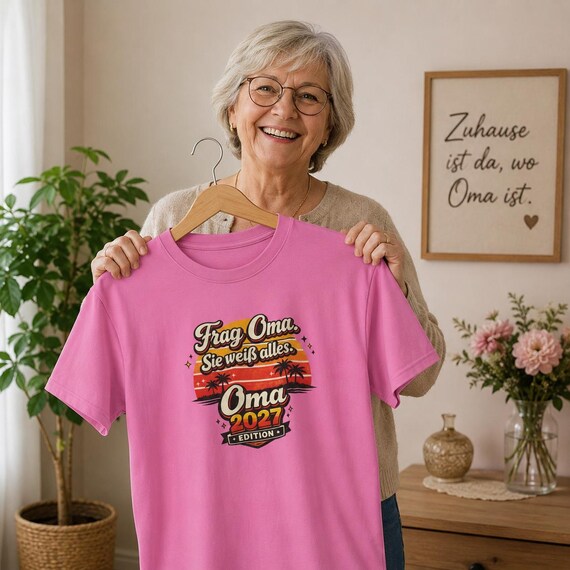 Weiteres Produktbild: Oma 2027 T-Shirt – Frag Oma, sie weiß alles – Retro Geschenk für Oma