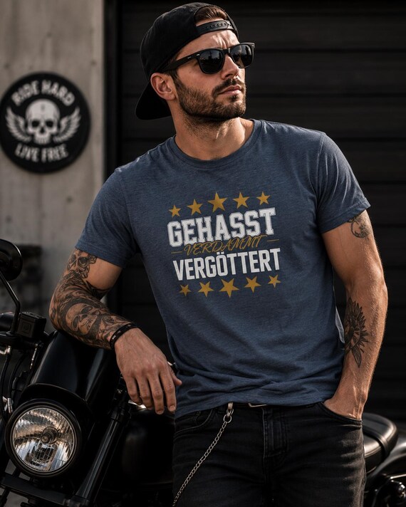 Weiteres Produktbild: „Gehasst. Verdammt. Vergöttert.“ Shirt für Biker & Gamer