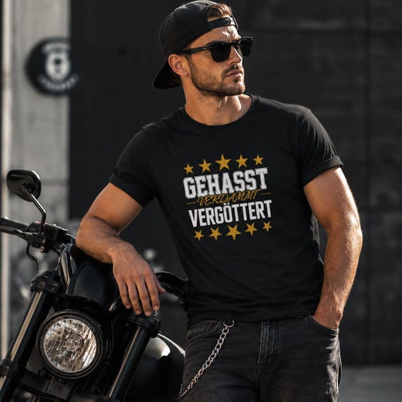 „Gehasst. Verdammt. Vergöttert.“ Shirt für Biker & Gamer
