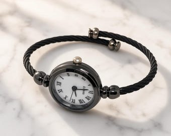 Elegante schwarze Armbanduhr mit verstellbarem geflochtenem Armband, römischen Ziffern, minimalistische Damenuhr, einzigartiges Geschenk für Sie