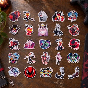Peut inclure: Une collection de vingt-cinq autocollants en vinyle découpés représentant divers personnages animés de Helluva Boss, incluant des portraits individuels, des scènes de groupe et des logos circulaires aux tons rouge, noir et blanc.