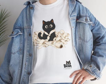 紙の巣の中の黒子猫Tシャツ｜かわいい猫のイラスト、遊び心のあるペットTシャツ