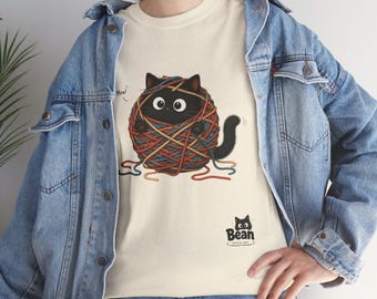 毛糸玉の中の黒猫Tシャツ｜かわいい子猫のグラフィックTシャツ