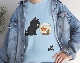 金魚鉢を持った黒子猫のTシャツ｜かわいい猫と魚のイラスト