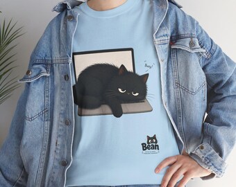ノートパソコンの上で眠そうな黒猫のTシャツ｜かわいい猫Tシャツ、豆のグラフィック