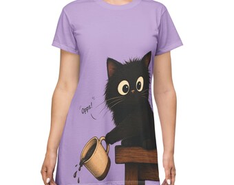 好奇心旺盛な黒子猫がコーヒーを注ぐTシャツワンピース｜全面プリント