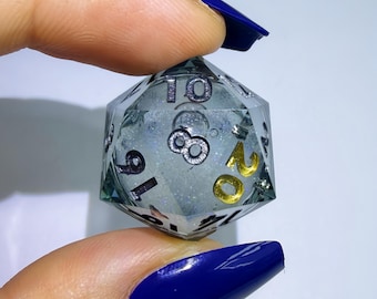 Handgemaakte vloeibare kernharsdobbelstenen, veelvlakkige scherpe rand, glinsterende glitter, goudkleurige TTRPG
