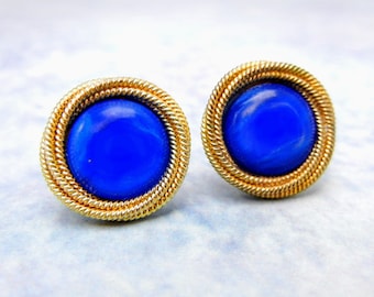 Blue stud earrings with twisted gold edging from 1980s / classic style / jewelry gift