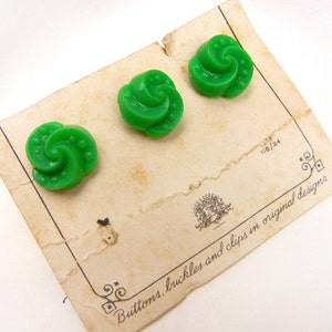 Green buttons set of 3 plastic sculpured style dots & spirals from 1950s new on partial card / vintage image 3