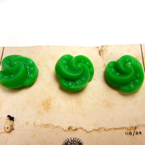 Green buttons set of 3 plastic sculpured style dots & spirals from 1950s new on partial card / vintage image 5