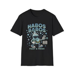 Habos Babos Fizzy Fresh T-Shirt - Węgierski slangowy graficzny T-shirt - Projekt kreskówki z butelką napoju gazowanego - Styl uliczny