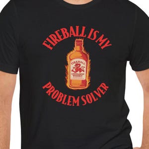 Lustiges Feuerball Whisky Tee, Unisex Feuerball T-Shirt für Alkoholliebhaber, humorvolles grafisches Party Top, Geschenkidee für Freunde