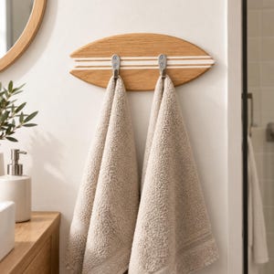 Handmålad klädhängare surfbräda i ek, vita ränder, kustinspirerad halldekor, handdukshållare (Fransk verkstad)