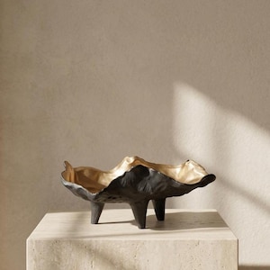 Modern skulptural dekorativ skål, abstrakt trebent fångstbricka, svart och antik guld mittpunkt, soffbordsdekor