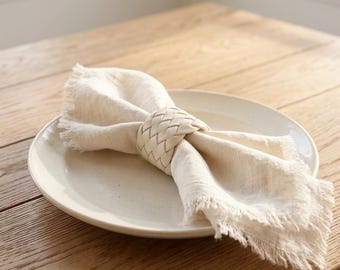 Set of 4 Woven Leather Napkin Rings, White Napkin Ring Holders, Farmhouse Table Decor, Wedding Table Setting, Housewarming Gift
