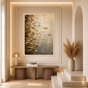 Könnte beinhalten: Ein gerahmtes vertikales Wandbild mit einem strukturierten Ölgemälde eines Fischschwarms, der in einem Farbverlauf von Dunkelbraun zu hellem Gold schwimmt. Das Kunstwerk nutzt dicke Impasto-Pinselstriche für Tiefe und Bewegung auf der Leinwand.