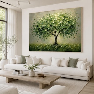 Könnte beinhalten: Ein großes rechteckiges Wandbild mit einem Ölgemälde eines einzelnen Baumes mit strukturierten grünen Blättern und einem dunklen Stamm vor einem weichen, hellen Hintergrund mit einer grasbewachsenen Wiese in Grüntönen.