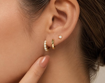 Ensemble de 3 paires de boucles d'oreilles en opale, créoles et puces dorées ou argentées, pour un effet délicat.