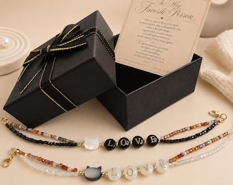 Bracelets chat couple, bracelets de perles LOVE assortis, breloque chat en nacre, cadeau d'anniversaire pour elle lui