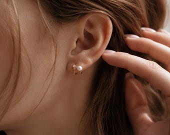 Boucles d'oreilles perle Huggie, délicates boucles d'oreilles créoles en perles d'or, boucles d'oreilles minimalistes pour femme, cadeau de demoiselle d'honneur, cadeau d'anniversaire, bijoux de tous les jours