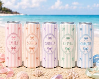 Enfriador de latas personalizado con lazo, funda para bebidas con rayas pastel y nombre personalizado, porta latas delgado, regalo para fiestas en la playa.